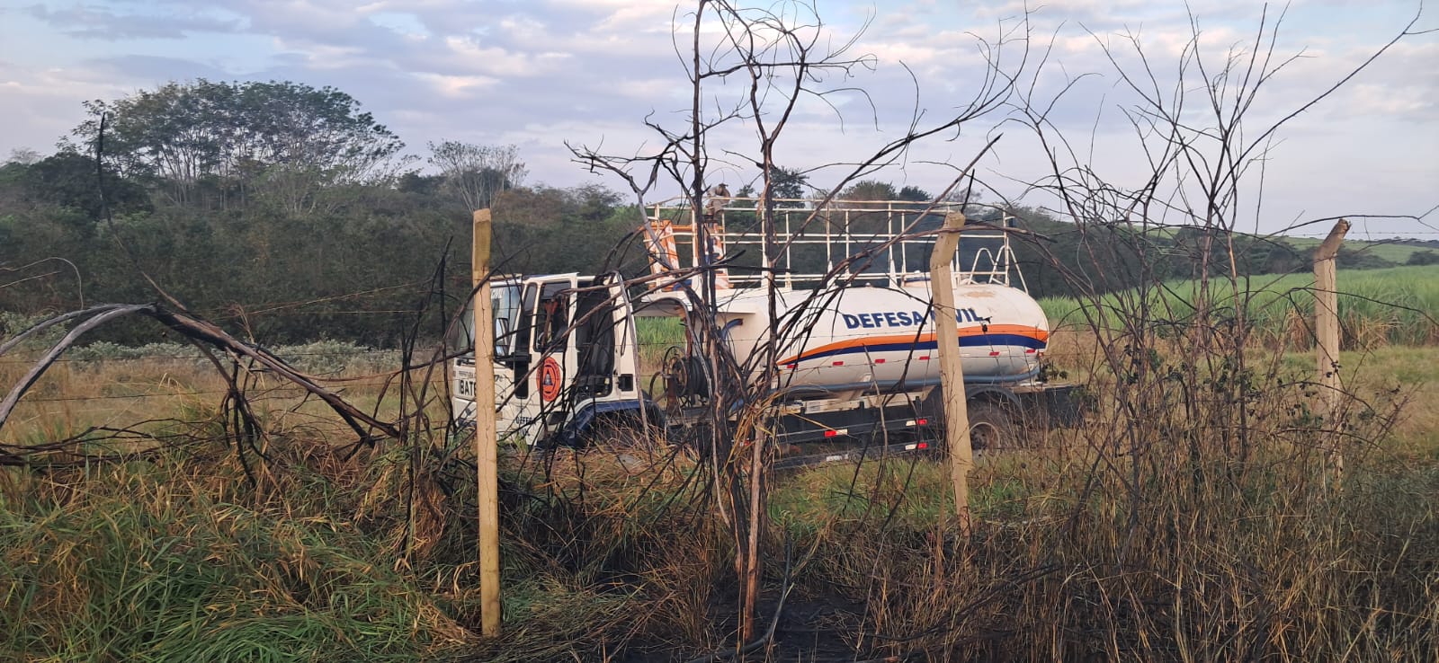📌 Defesa Civil atua em dois incêndios de vegetação e evita avanço das chamas em Ibaté