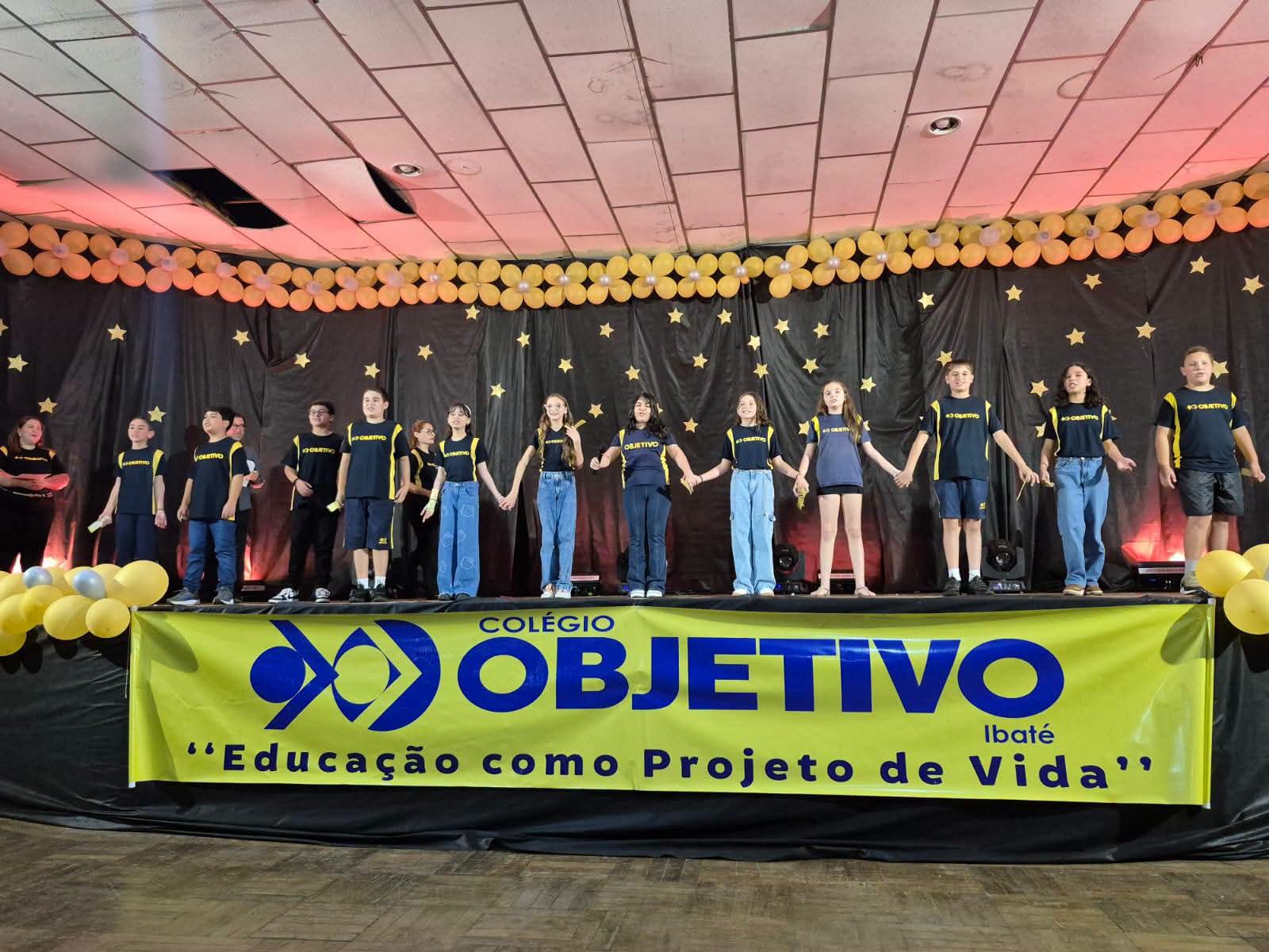 Colégio Objetivo Ibaté realizou noite de autógrafos e celebrou talento dos alunos