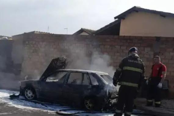 🚨 Mulher é presa após colocar fogo no carro do companheiro durante discussão em Matão