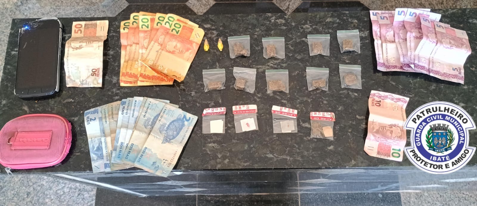 🚨 GCM PRENDE JOVEM POR TRÁFICO DE DROGAS EM PRAÇA NO JARDIM CRUZADO