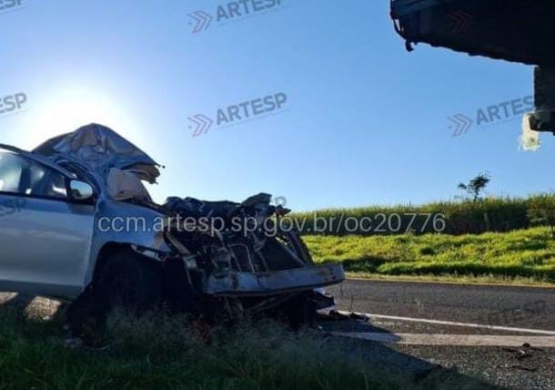 🚨 Motorista morre após colisão entre carro e caminhão na SP-215, em Descalvado