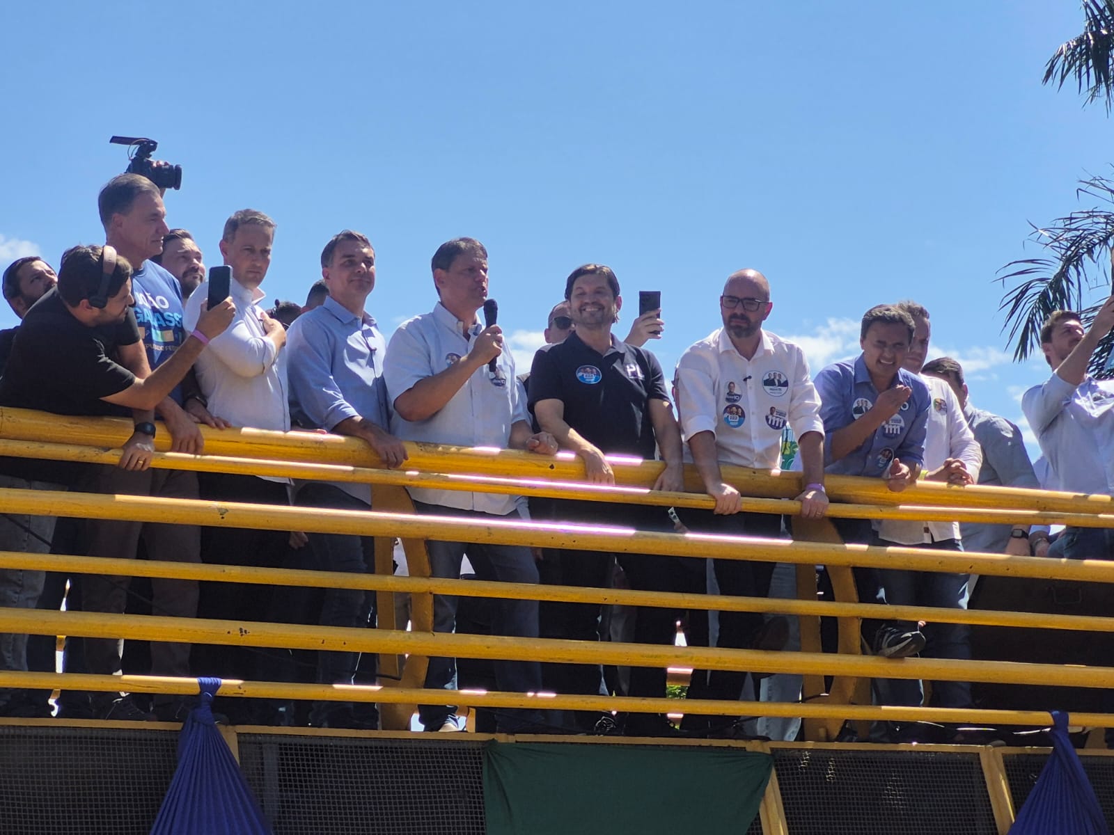📌 Flávio Bolsonaro e Tarcísio de Freitas fazem campanha em São Carlos e conversam com eleitores