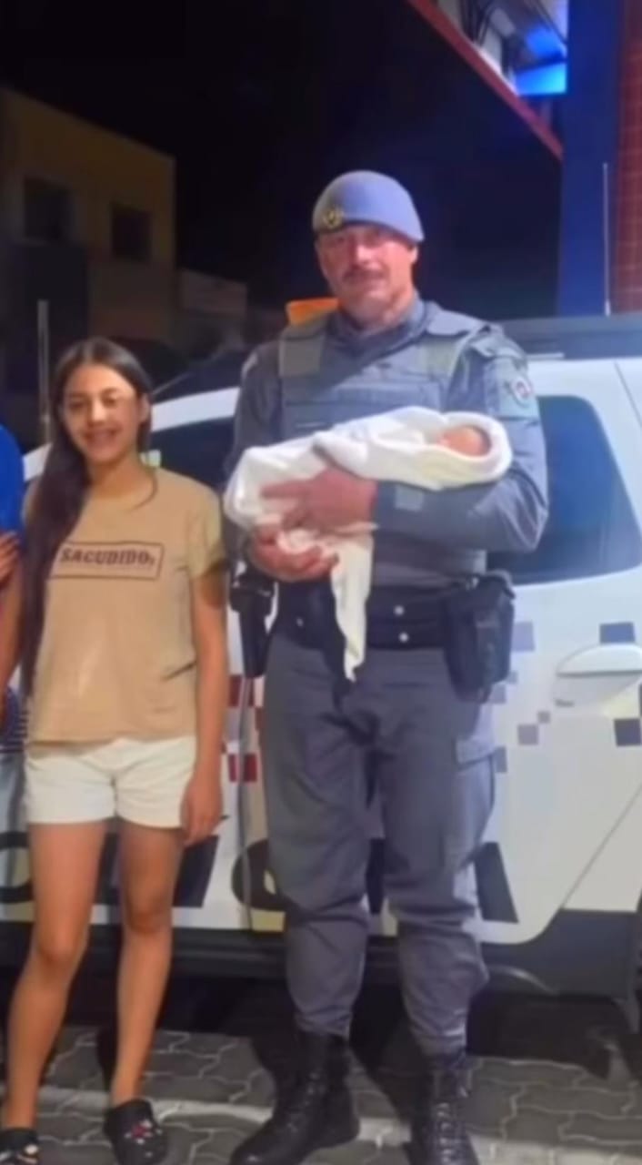 📌 Bebê de apenas 34 dias é salva por policiais militares após se engasgar com leite materno
