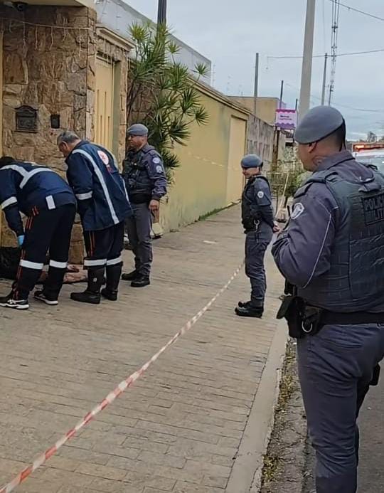 🚨 Homem é encontrado morto com ferimentos de faca no Jardim Munique