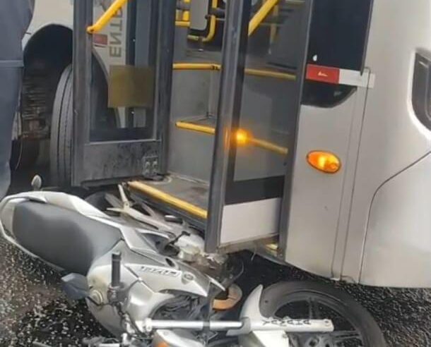 🚨 Motociclista fica gravemente ferido após ser atingido por ônibus em São Carlos