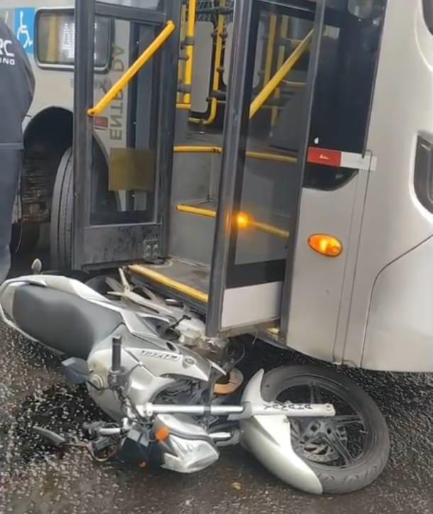 🚨 Motociclista fica gravemente ferido após ser atingido por ônibus em São Carlos