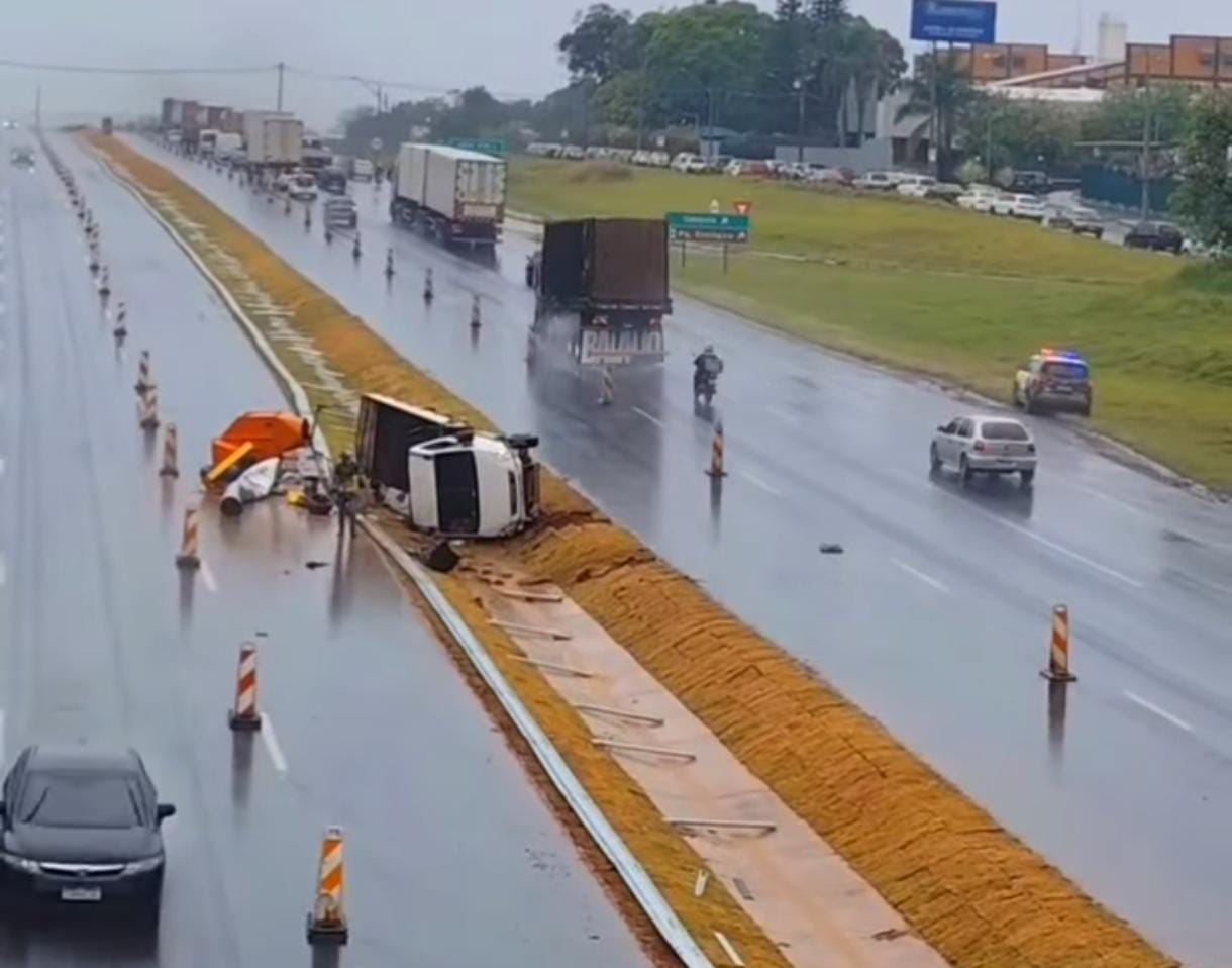 🚨 Caminhão tomba durante chuva e interdita trecho da rodovia