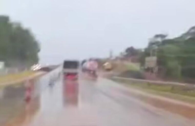 🚨 ATENÇÃO, MOTORISTAS: LAMA INVADE A WASHINGTON LUÍS EM SÃO CARLOS