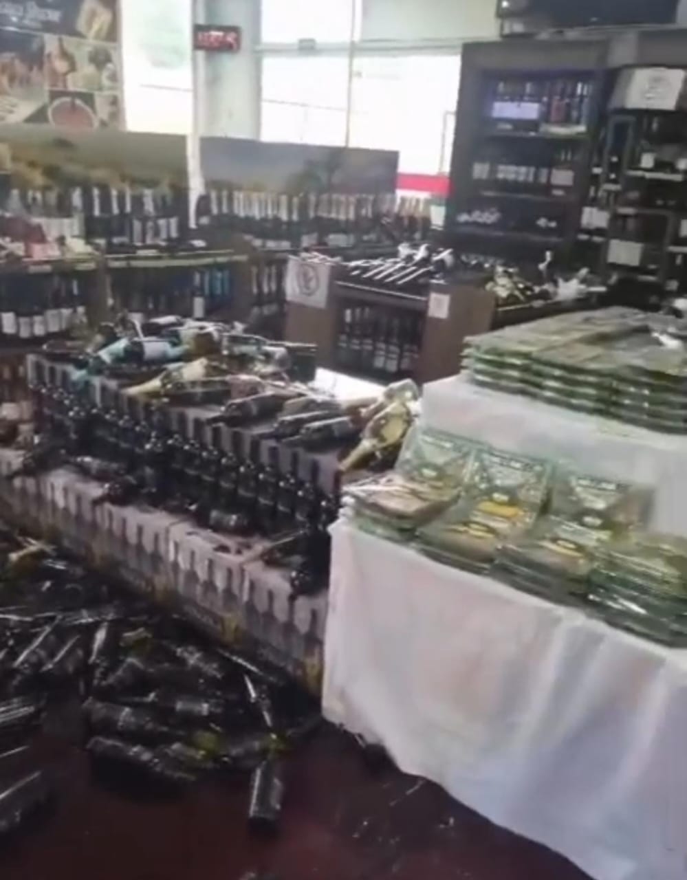 🚨 Homem é detido após causar danos e ameaçar pessoas em supermercado de Dourado