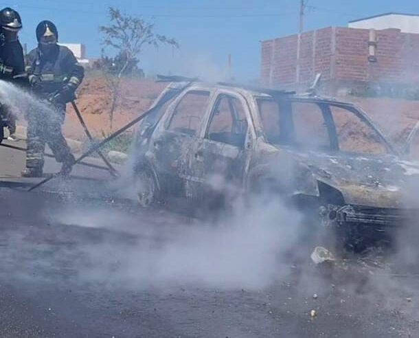 🚨 Carro é destruído por incêndio no Residencial Vista Alegre