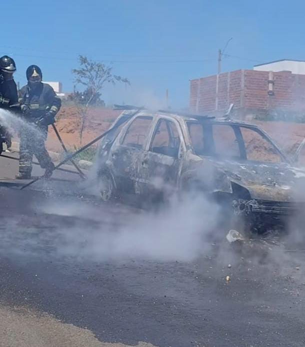 🚨 Carro é destruído por incêndio no Residencial Vista Alegre