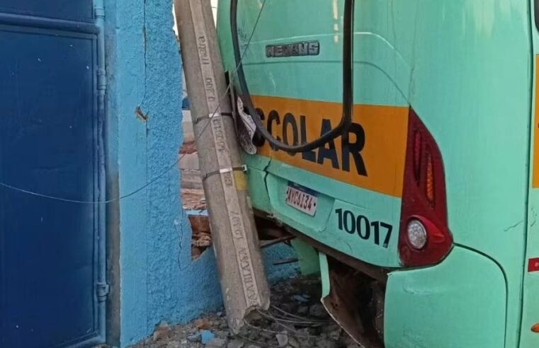 🚨 Ônibus escolar desgovernado atinge carro, poste e muro de escola em Araraquara