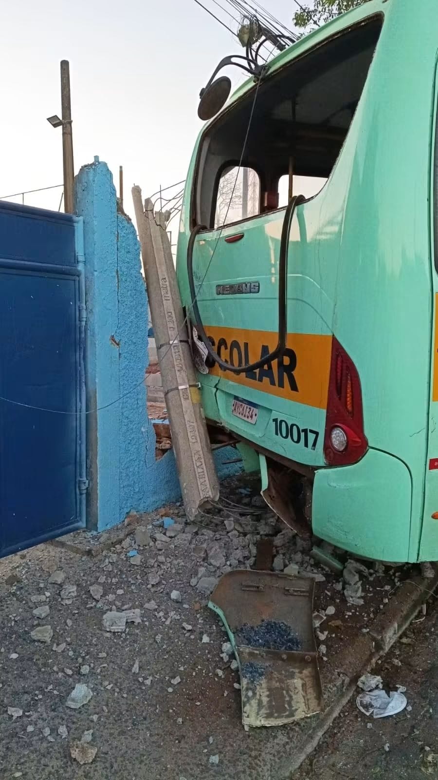 🚨 Ônibus escolar desgovernado atinge carro, poste e muro de escola em Araraquara