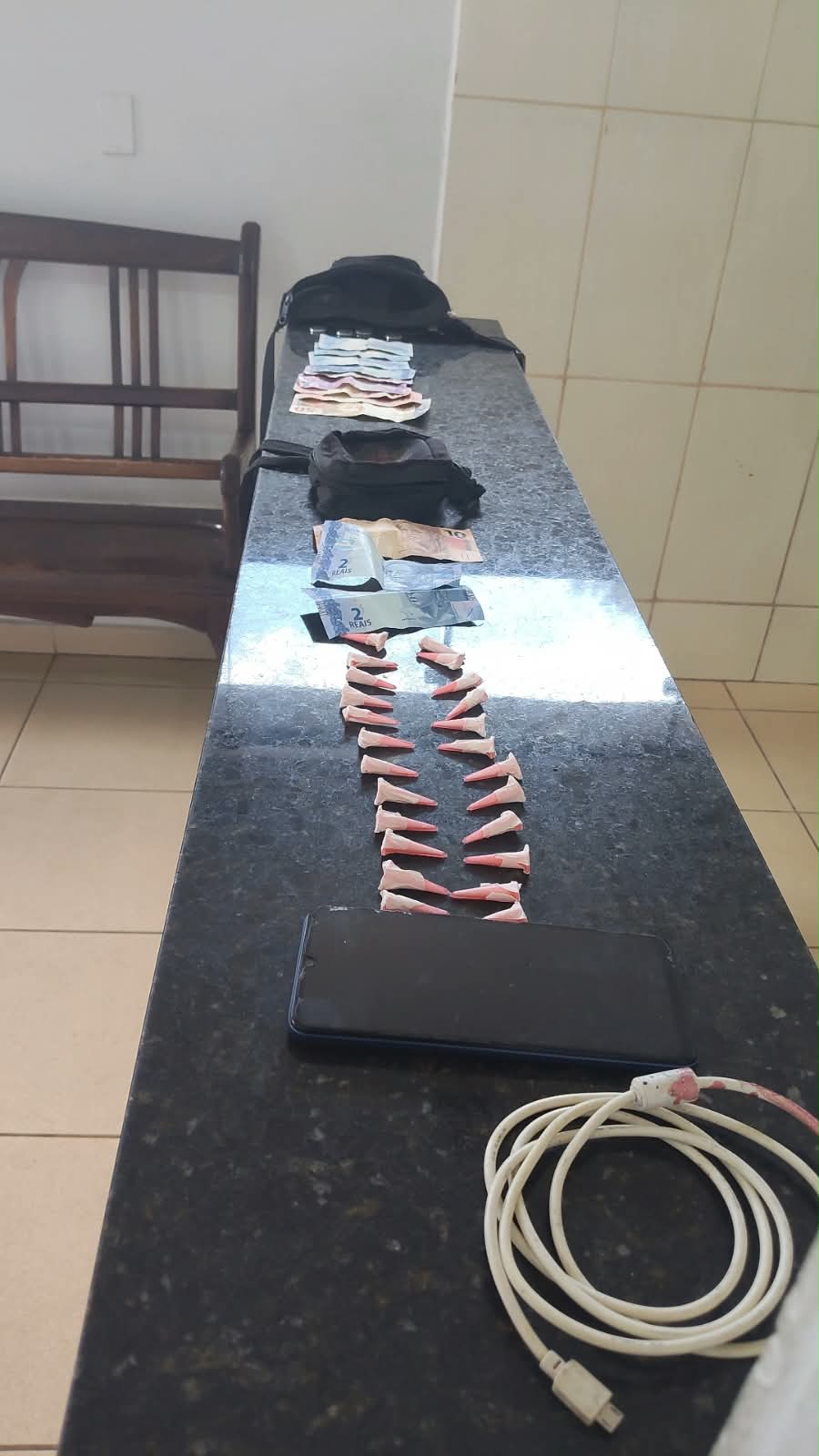 🚨 Abordagem da PM termina com apreensão de cocaína no bairro Jacobucci