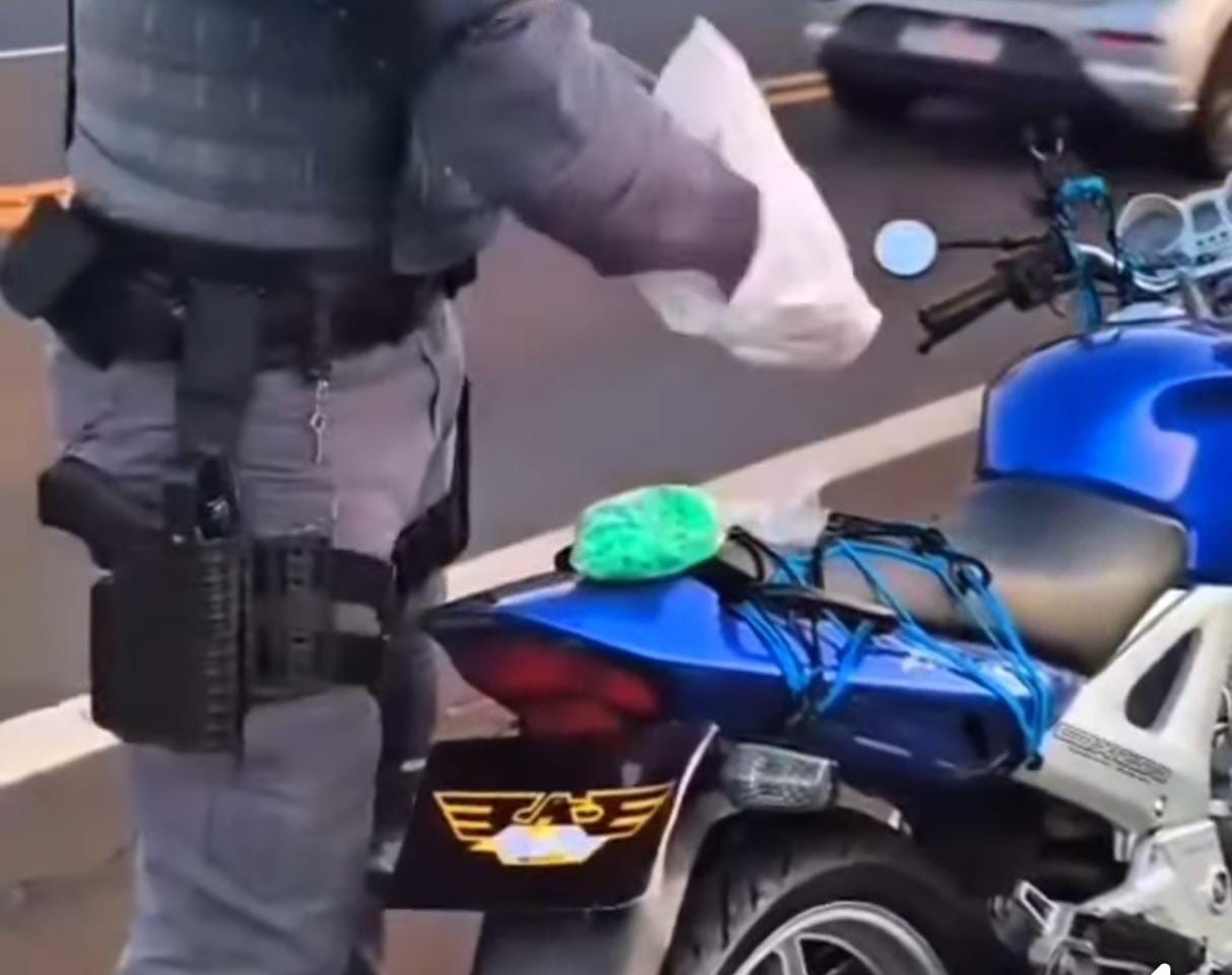 🚨 Motociclista de 18 anos é preso com cocaína e porções de ‘ice’ em rodovia de Araraquara