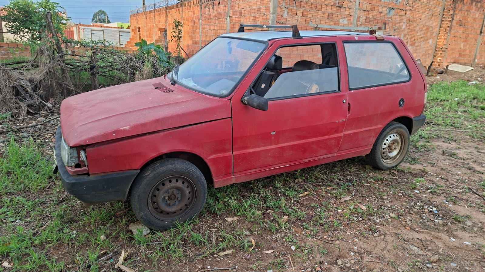 🚨 Veículo furtado é localizado abandonado em estrada de terra em Ibaté