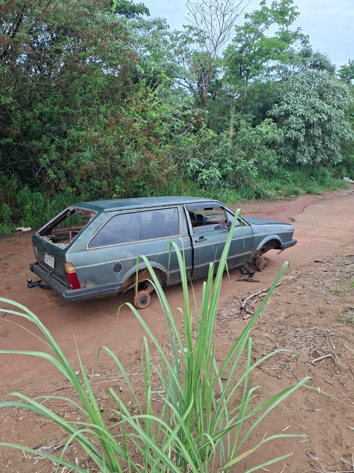 🚨 Parati é encontrada sem rodas e abandonada em estrada rural de Ibaté