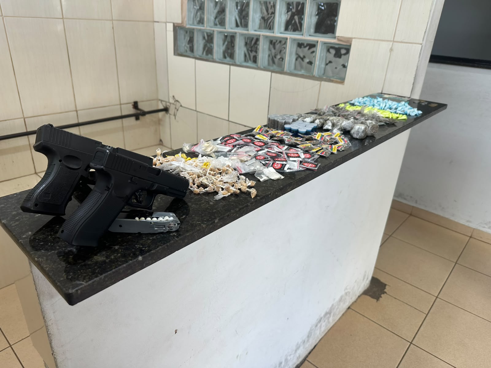 🚨 Força Tática prende suspeito com drogas e simulacros de armas durante operação no CDHU