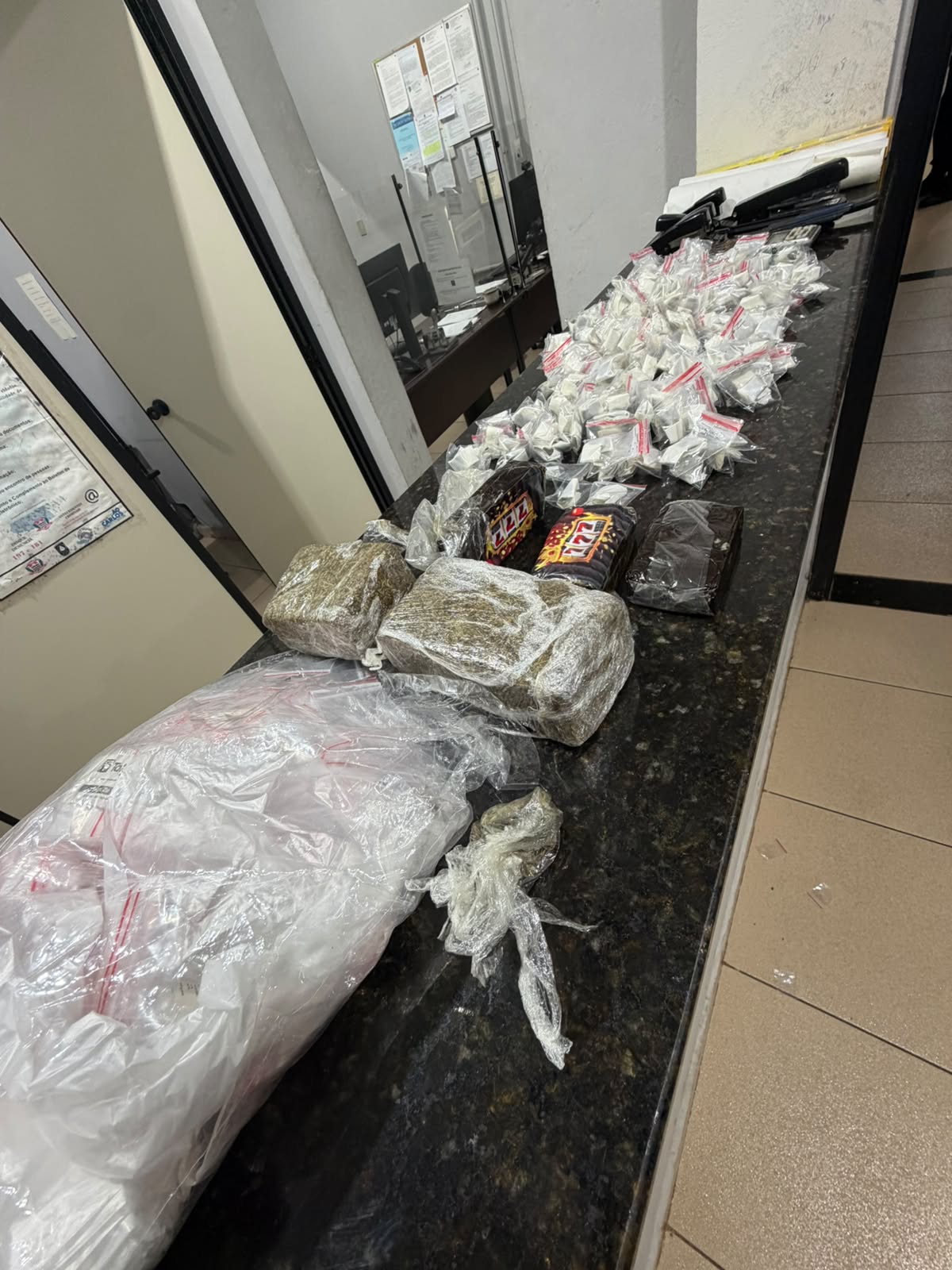 🚨 Homem é preso por tráfico de drogas após Força Tática localizar maconha e porções de “dry”