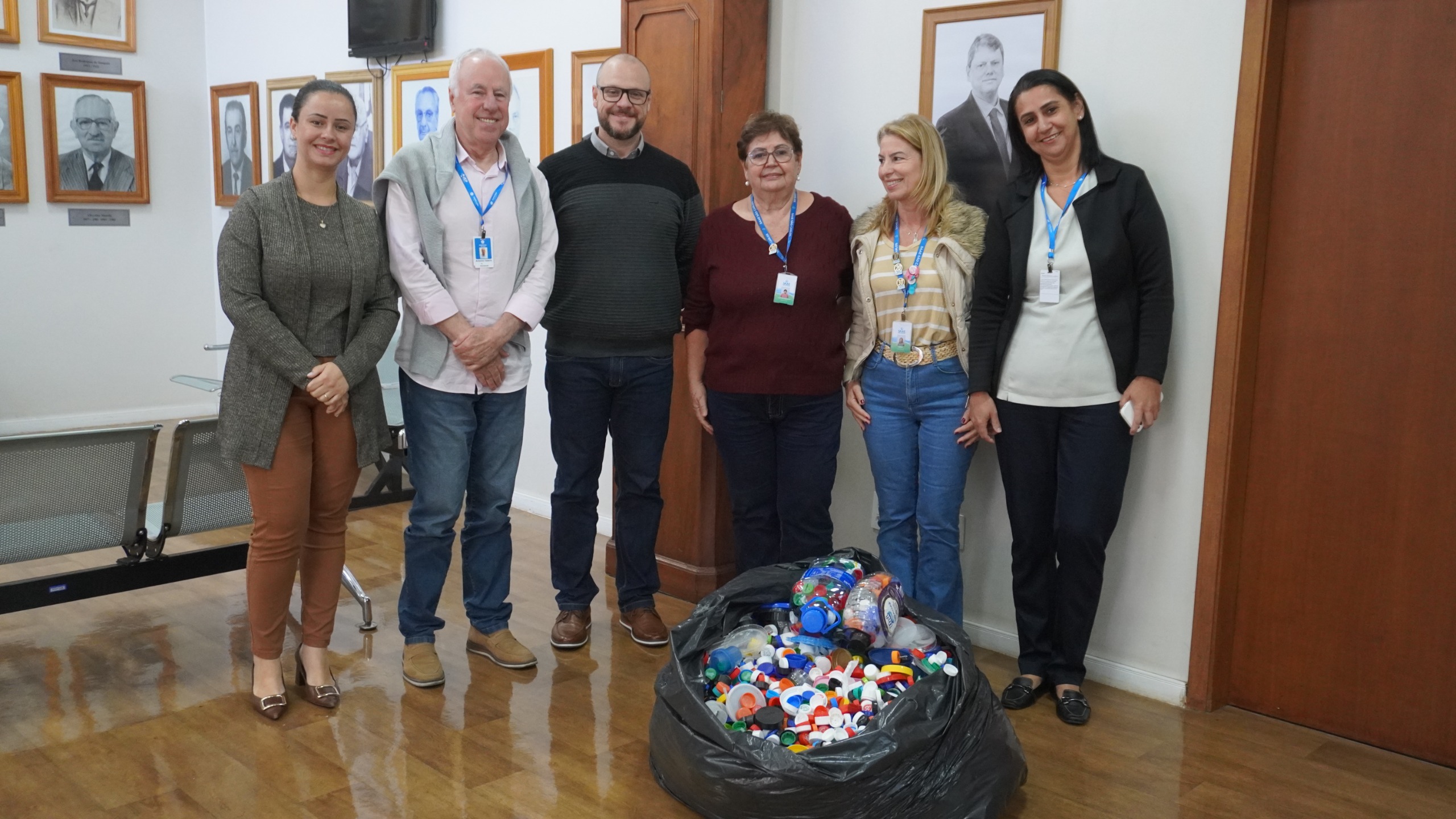📌 Santa Casa de São Carlos recebe doações de tampinhas arrecadadas pelo SAAE e pela Roca Imóveis