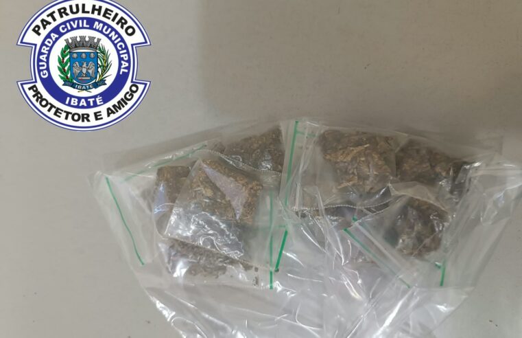 🚨 GCM apreende porções de maconha após denúncia de tráfico em Ibaté