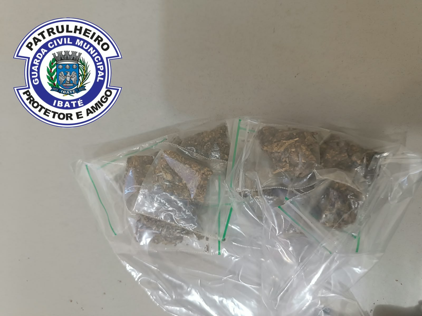 🚨 GCM apreende porções de maconha após denúncia de tráfico em Ibaté