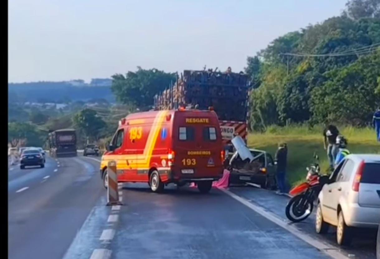 🚨 Caminhão perde o controle e atinge veículos parados na Rodovia Washington Luís, em São Carlos