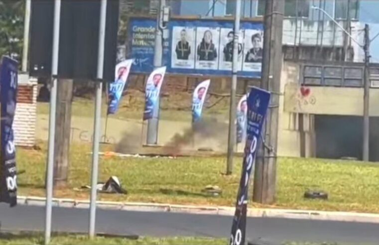 🔥 Wind banners de candidato são incendiados na Praça Itália, em São Carlos