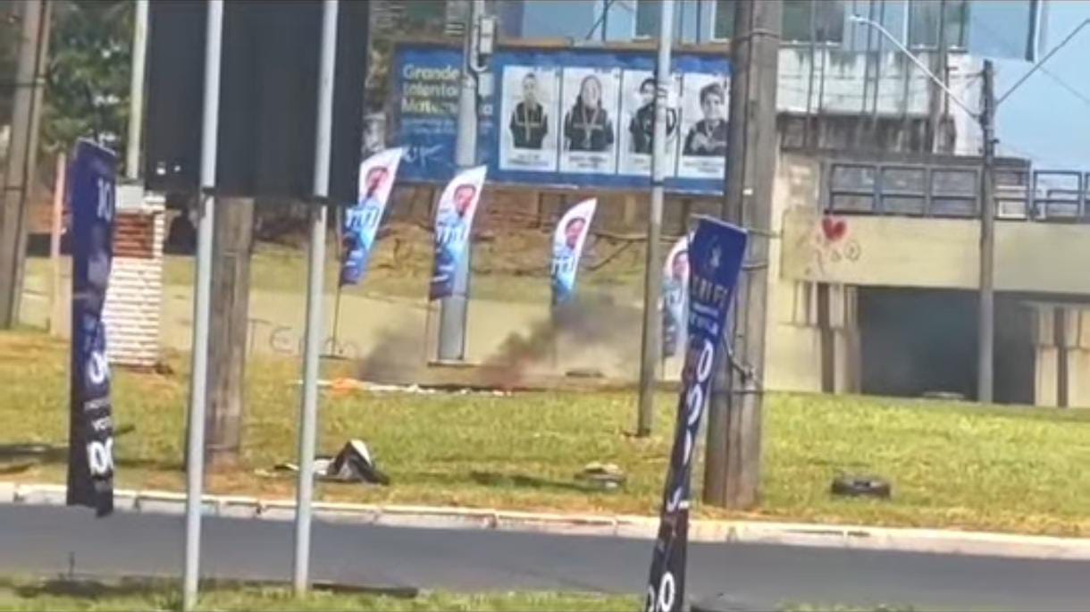 🔥 Wind banners de candidato são incendiados na Praça Itália, em São Carlos