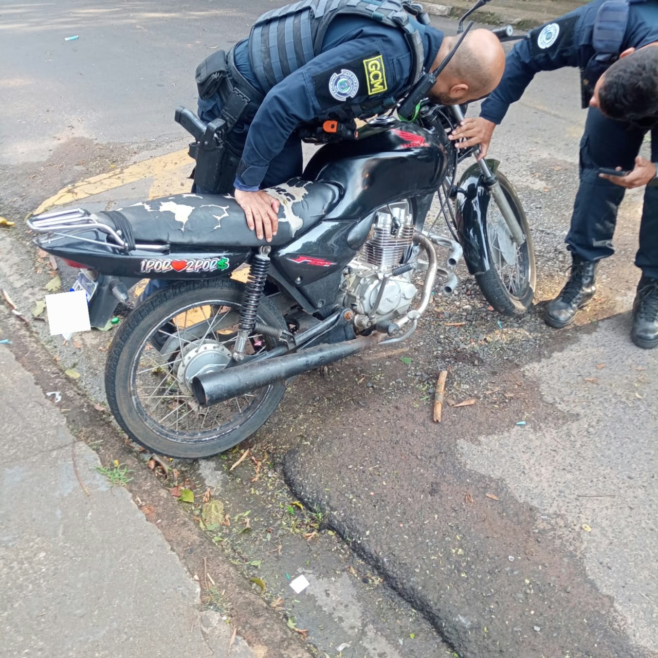 🚨 GCM localiza motocicleta com queixa de roubo/furto durante patrulhamento em Icaraí