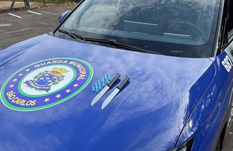 🚨 Homem é abordado pela Guarda Municipal com duas facas em São Carlos
