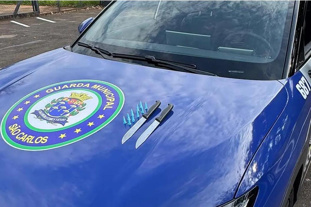 🚨 Homem é abordado pela Guarda Municipal com duas facas em São Carlos