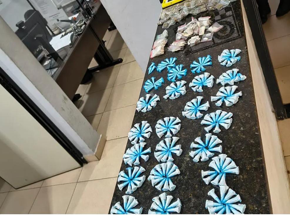 🚨 GCM localiza grande quantidade de drogas em terreno no São Carlos V