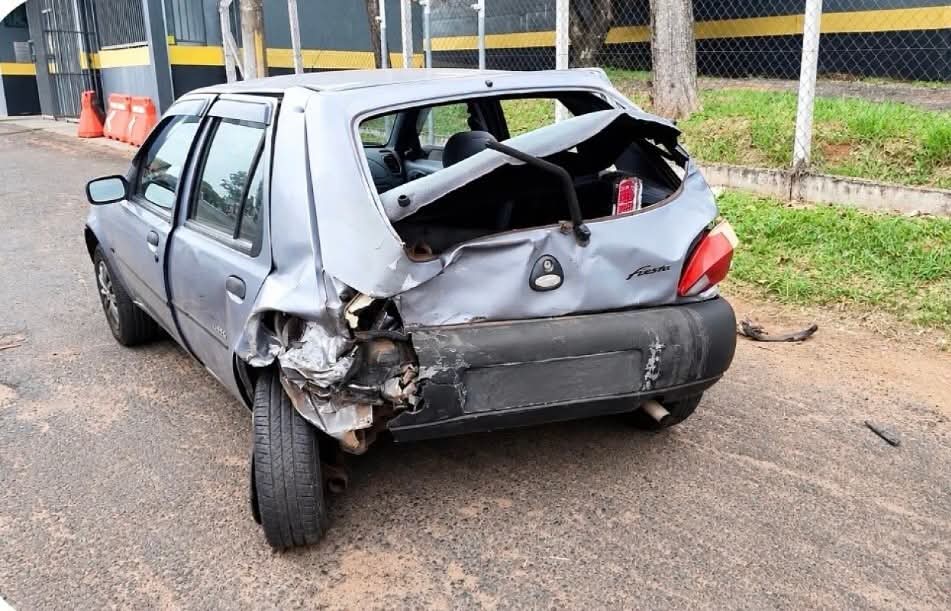 🚨 Motorista fica ferido após colisão traseira entre Fiorino e Fiesta na Washington Luís, em Ibaté