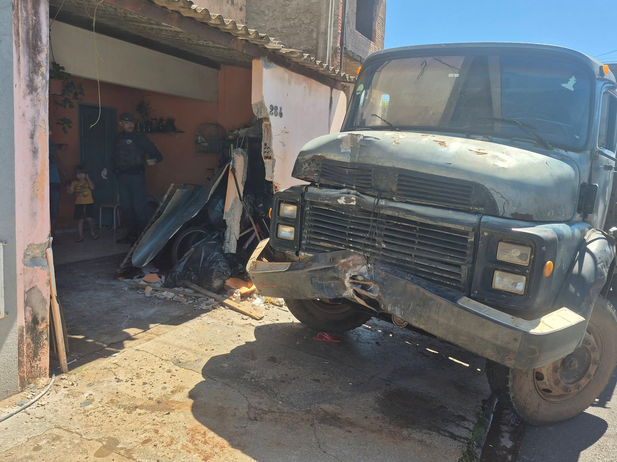 A Justiça determinou a soltura do motorista de caminhão, de 40 anos, que atropelou uma avó e sua neta no último domingo, no Jardim Icaraí, em Ibaté.