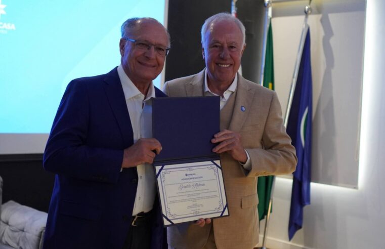 O vice-presidente da República, Geraldo Alckmin, esteve nesta quinta-feira (22) na Santa Casa de São Carlos para uma visita institucional, que reuniu autoridades municipais e regionais, representantes da instituição e convidados.