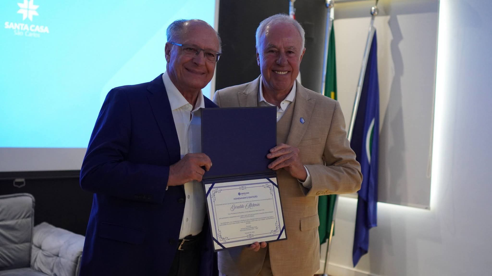 O vice-presidente da República, Geraldo Alckmin, esteve nesta quinta-feira (22) na Santa Casa de São Carlos para uma visita institucional, que reuniu autoridades municipais e regionais, representantes da instituição e convidados.