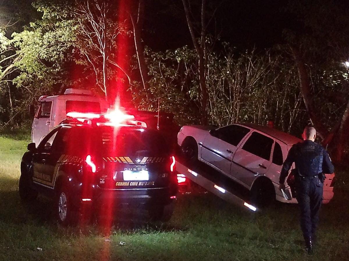 🚨 Três indivíduos abandonam carro em movimento e fogem para área de mata durante fuga em Ibaté