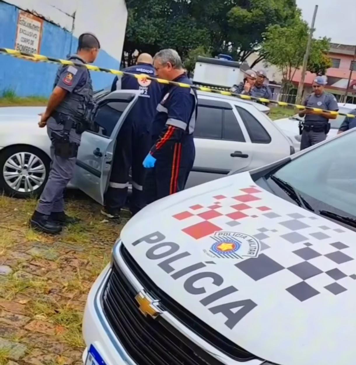 🚨 Homem de 43 anos é encontrado morto dentro de carro em estacionamento de estádio em São Carlos