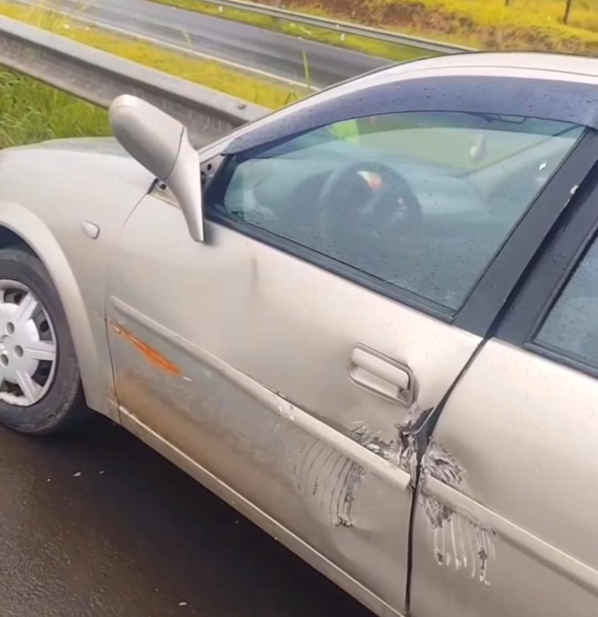 🚨 Colisão entre caminhão de coleta de lixo e Chevrolet Classic é registrada na SP-310, em São Carlos