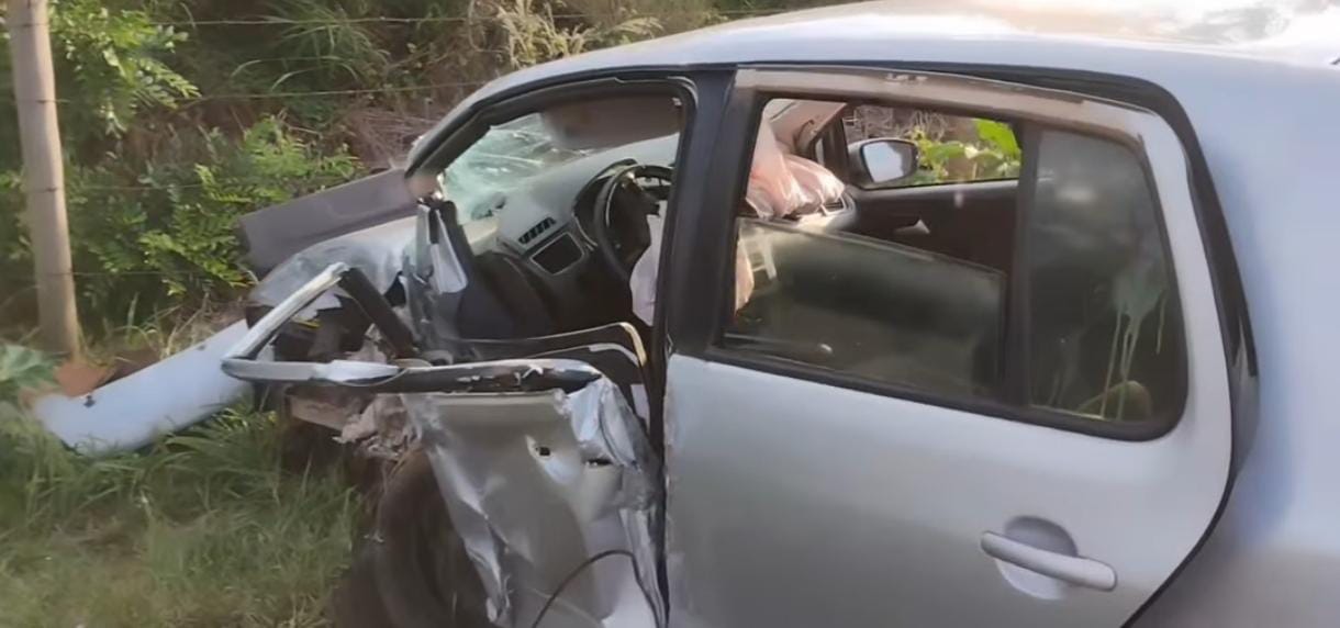 🚨 Motorista fica ferida após carro bater em poste em Nova Europa