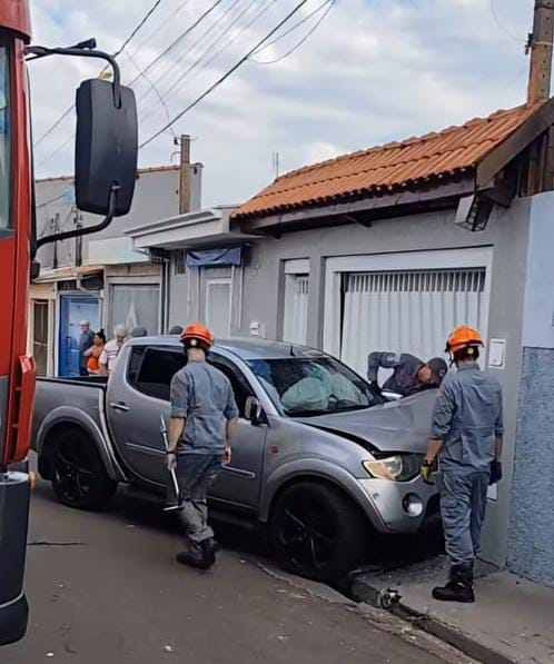 🚨 Caminhonete colide contra portão de residência e motorista é detido pela Polícia Militar em São Carlos
