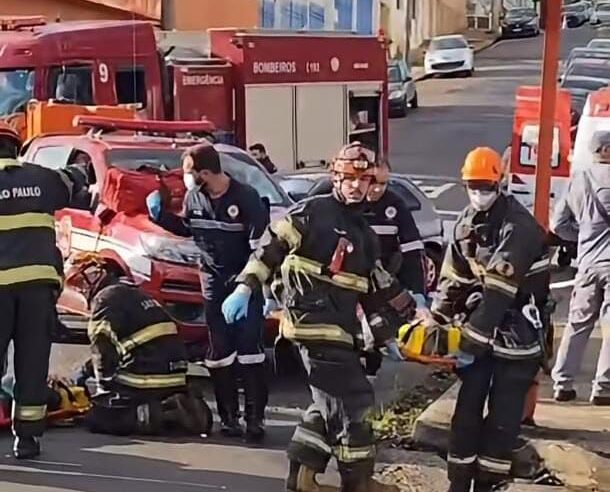🚨 Mulher e duas crianças ficam feridas após colisão entre veículos no Centro de São Carlos