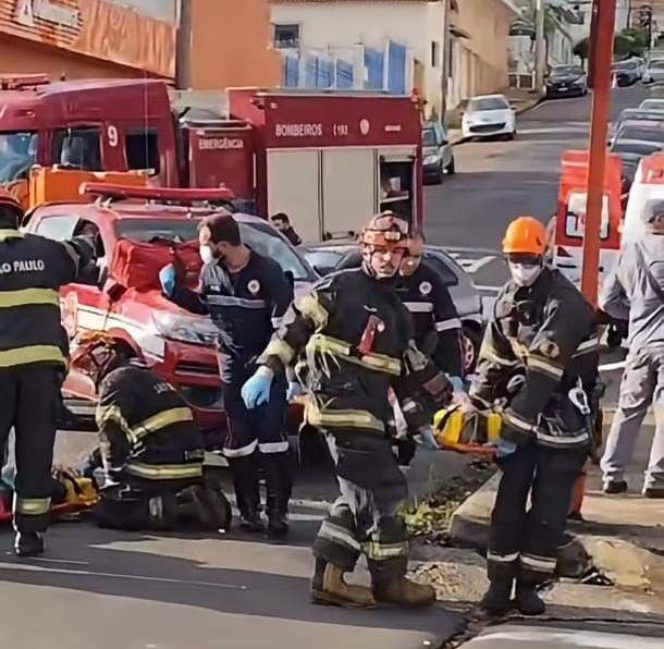 🚨 Mulher e duas crianças ficam feridas após colisão entre veículos no Centro de São Carlos