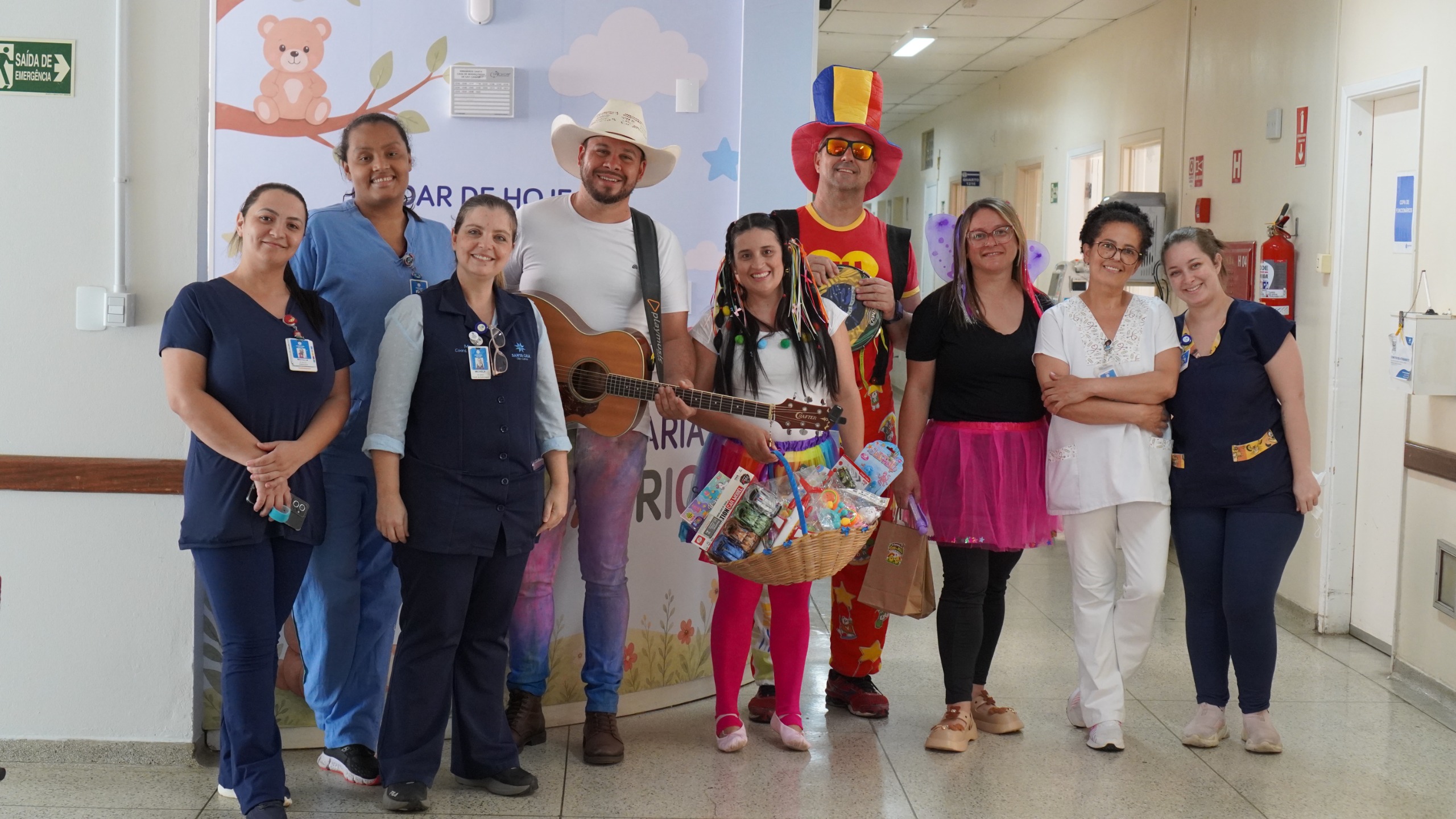 📌 MÚSICA, CARINHO E PRESENTES: CANTOR PH E VOLUNTÁRIOS LEVAM ALEGRIA ÀS CRIANÇAS NA SANTA CASA DE SÃO CARLOS