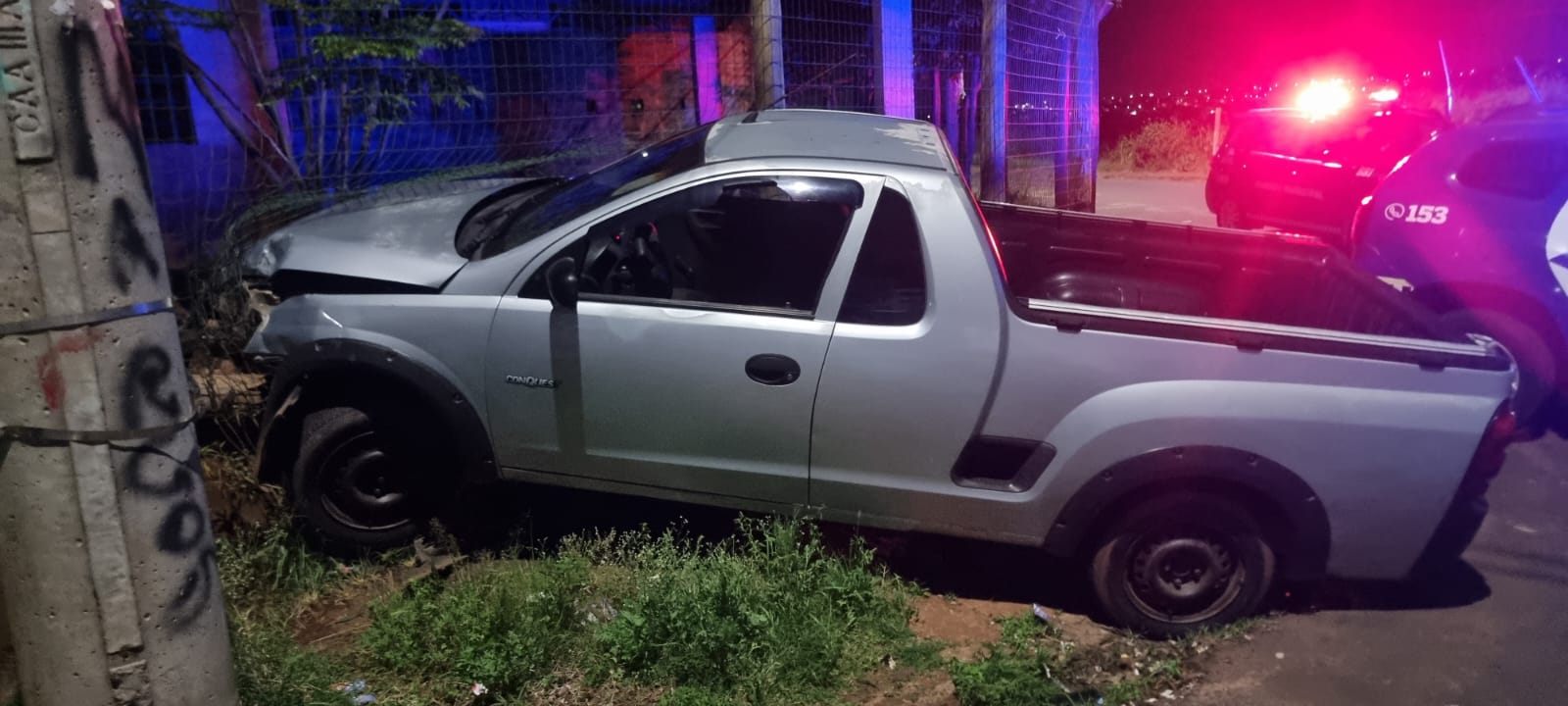 🚨 VEÍCULO COM ALERTA DE FURTO É LOCALIZADO APÓS COLIDIR CONTRA ALAMBRADO DE ONG EM SÃO CARLOS