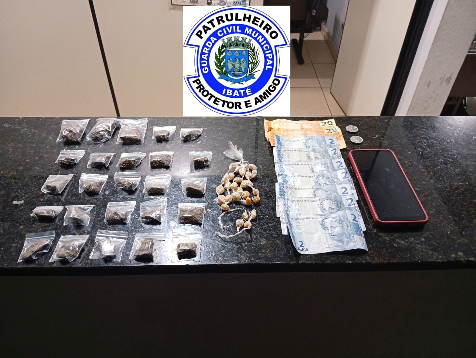 🚨 GCM PRENDE INDIVÍDUO EM FLAGRANTE POR TRÁFICO DE DROGAS NO JARDIM CRUZADO