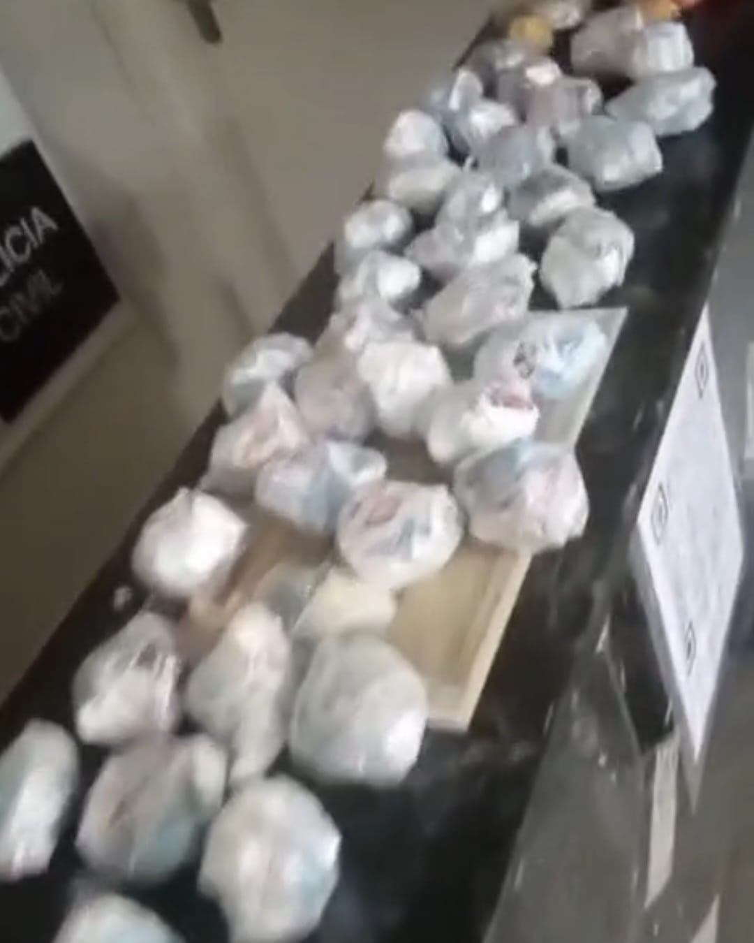 A Guarda Municipal de Ibaté apreendeu uma grande quantidade de entorpecentes na noite desta sexta-feira, dia 9 de outubro de 2026, durante patrulhamento preventivo pela Rua João Menzani.