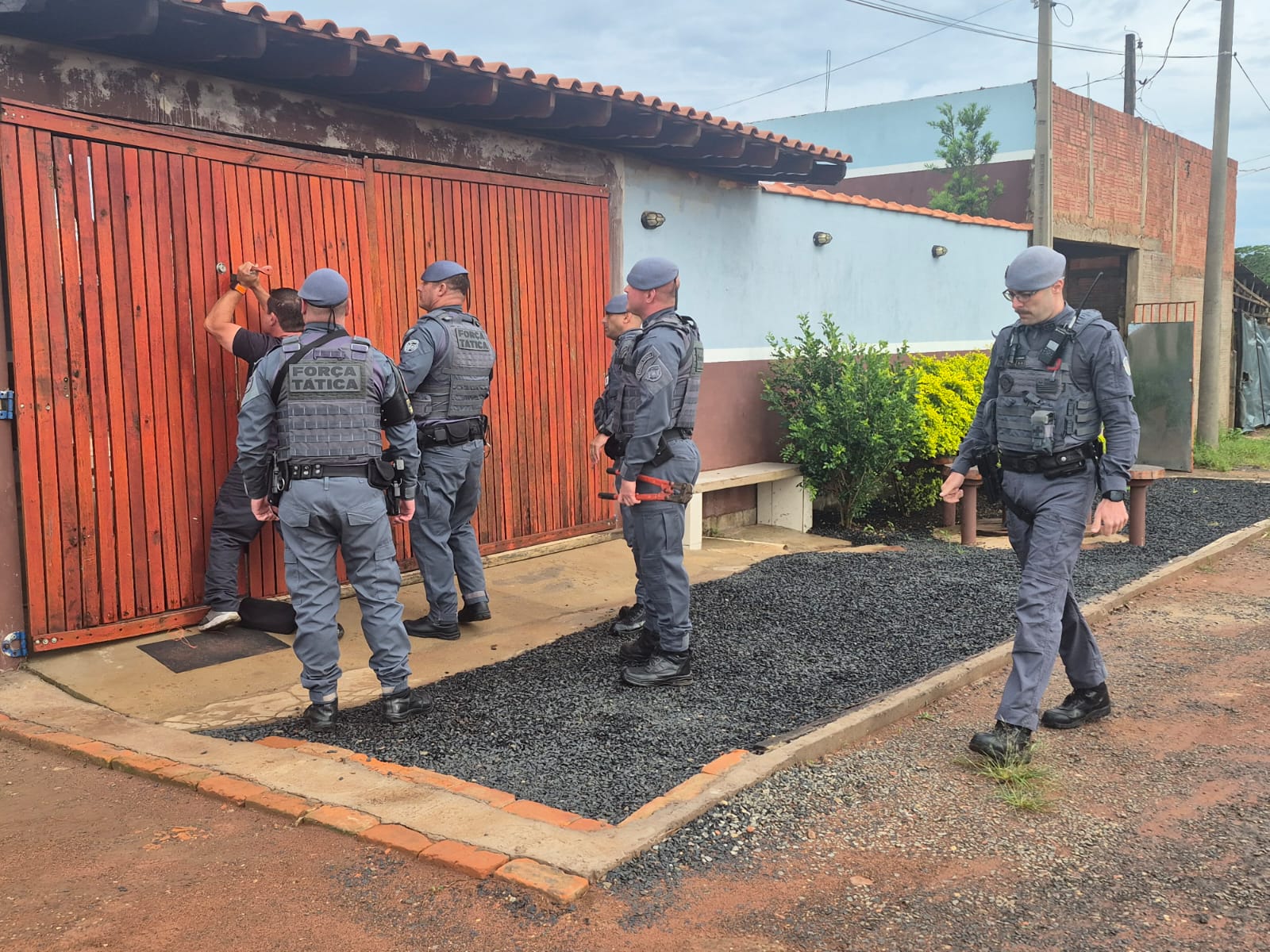 🚨 Polícia Militar realiza megaoperação de reintegração de posse em área rural de Ibaté