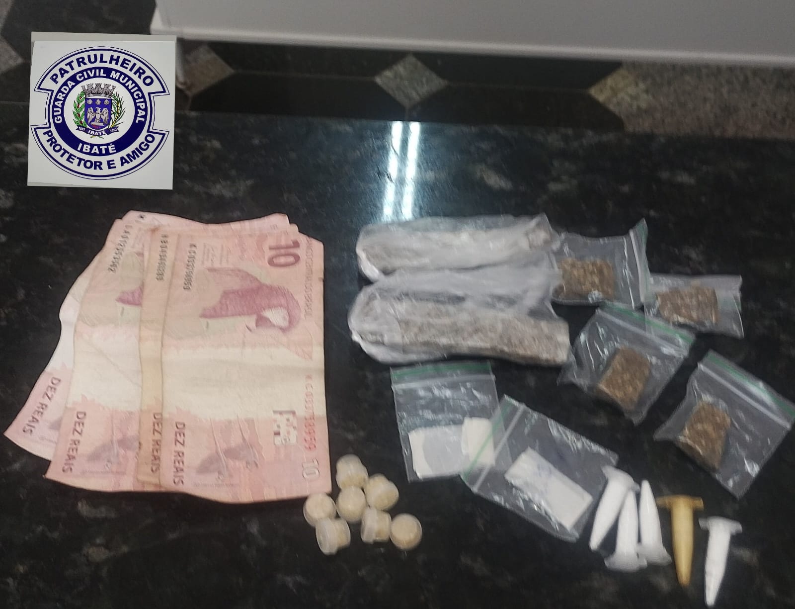 🚨 GCM apreende drogas em frente ao Centro Cultural de Ibaté após suspeito fugir da abordagem